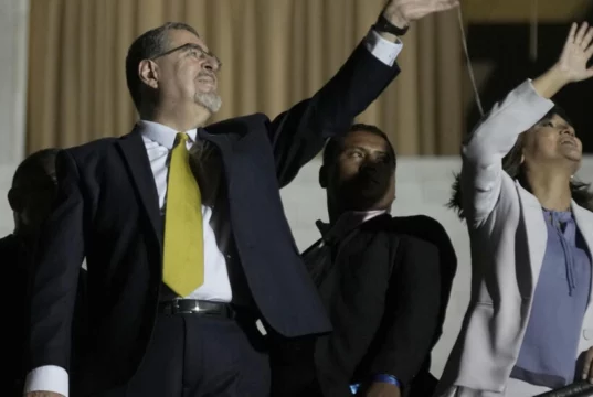Bernardo Arévalo promete luchar contra la corrupción tras su amplia victoria