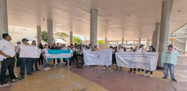 CONADEH realiza plantón en el Congreso Nacional para exigir aumento del presupuesto