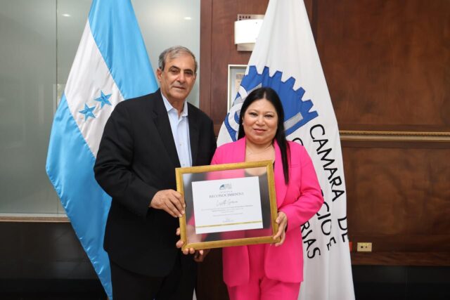 La 𝐂𝐂𝐈𝐂 reconoce a la periodista Lisseth García por su destacada gestión al frente del Colegio de Periodistas del Capítulo Zona Norte