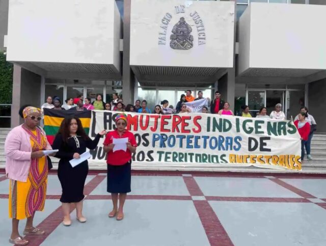 Mujeres originarias se plantan ante crudo panorama de desalojos