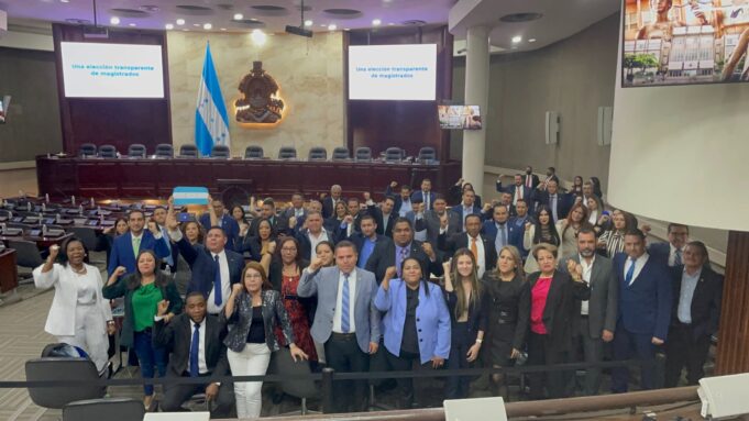 Fantasmas del golpe de Estado reviven con las camisas blancas y la resistencia en medio de la elección de la Corte Suprema