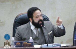 LUIS REDONDO AMENAZA CON SANCIONAR A DIPUTADOS AUSENTES Y USAR SUPLENTES DE OTRAS BANCADAS