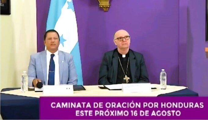 Monsenor-Nacher-Tatay-junto-a-lider-de-iglesias-evangelicas-1024x594