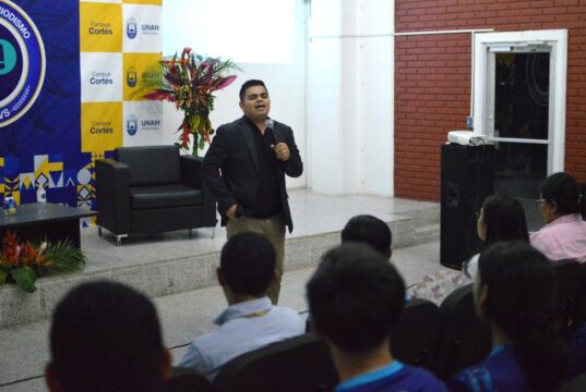 “Sin miedo a la cámara y sin esperar un medio grande”: Rely Maradiaga inspira a futuros periodistas en la UNAH Campus Cortés